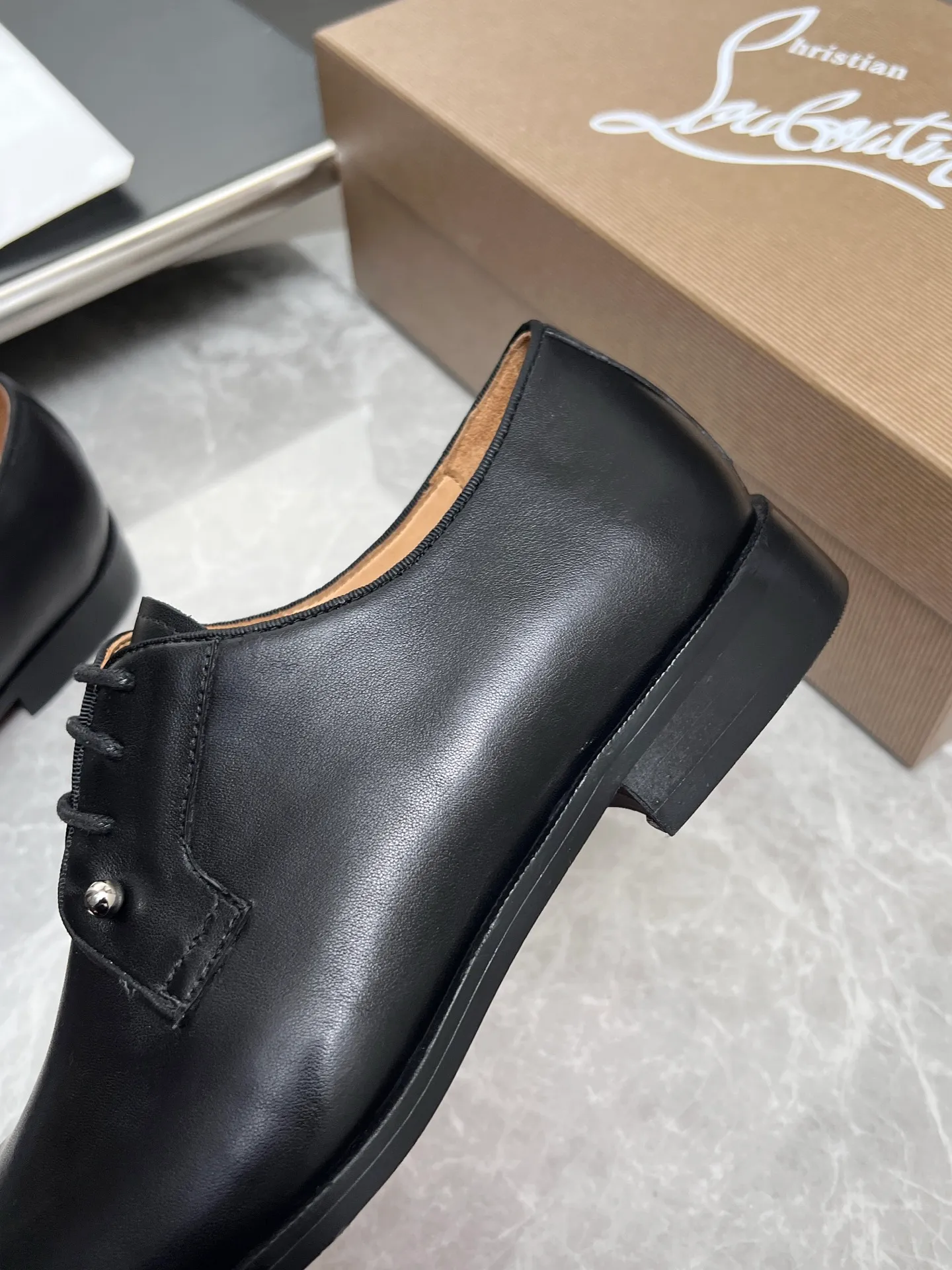[CL red sole] Top P: 900💰 Number of yards: 39~44 (38.4546. Customized, non-refundable) CL new men's formal shoes Loaf leather shoes Christia* Loubouti* red sole shoes The red sole is luxurious and elegant, reshaping the style boundary of casual formal wear. It is extremely innovative in material selection, and creates a rich visual and tactile experience through the collision of different materials! Made of top-grade calfskin/glossy patent leather/spliced ​​technical fabric in contrasting colors. The upper is stitched by hand with fine and even stitching. It is based on the square-toe loafer shoe shape, with neat and elegant lines, which fits the toughness of men's wear. The upper is embellished with metal rivets, injecting individual details into classic loafers, breaking the mediocrity of casual shoes, and giving a concrete expression of "low-key luxury". From the original color/red cowhide lining inside the shoe to the instantly recognizable red sole, the "red sole" is not only the brand's visual identity, but also a "luxury codeword" when walking. The red sole exposed inadvertently conveys taste and identity instantly. From the innovative splicing of materials, to the personalized fusion of design, to the ingenious inheritance of craftsmanship, the Christian Louboutin men's loafer series is not only a pair of casual shoes, but also a "yuppie style" dressing weapon for men. Whether it is a casual business meeting or a casual look for daily travel, it can help you become a unique and stylish man in every occasion with its "red Loaf" attitude.